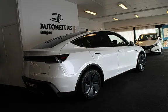 Tesla Model Y 2026 photo 3