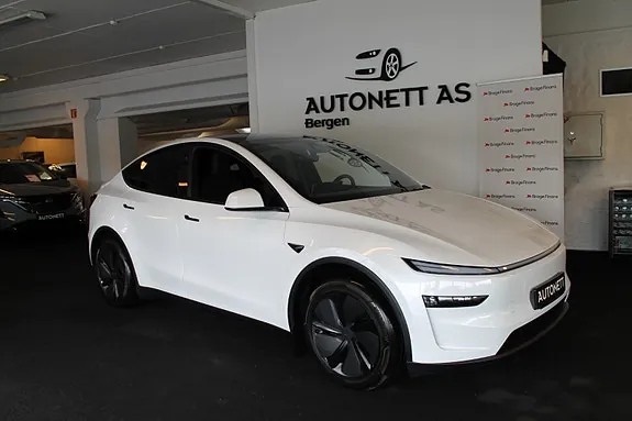Tesla Model Y 2026 photo 2