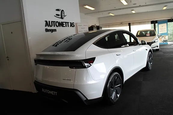 Tesla Model Y 2026 photo 5
