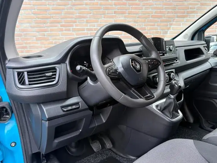 Renault Trafic 2023 photo 2