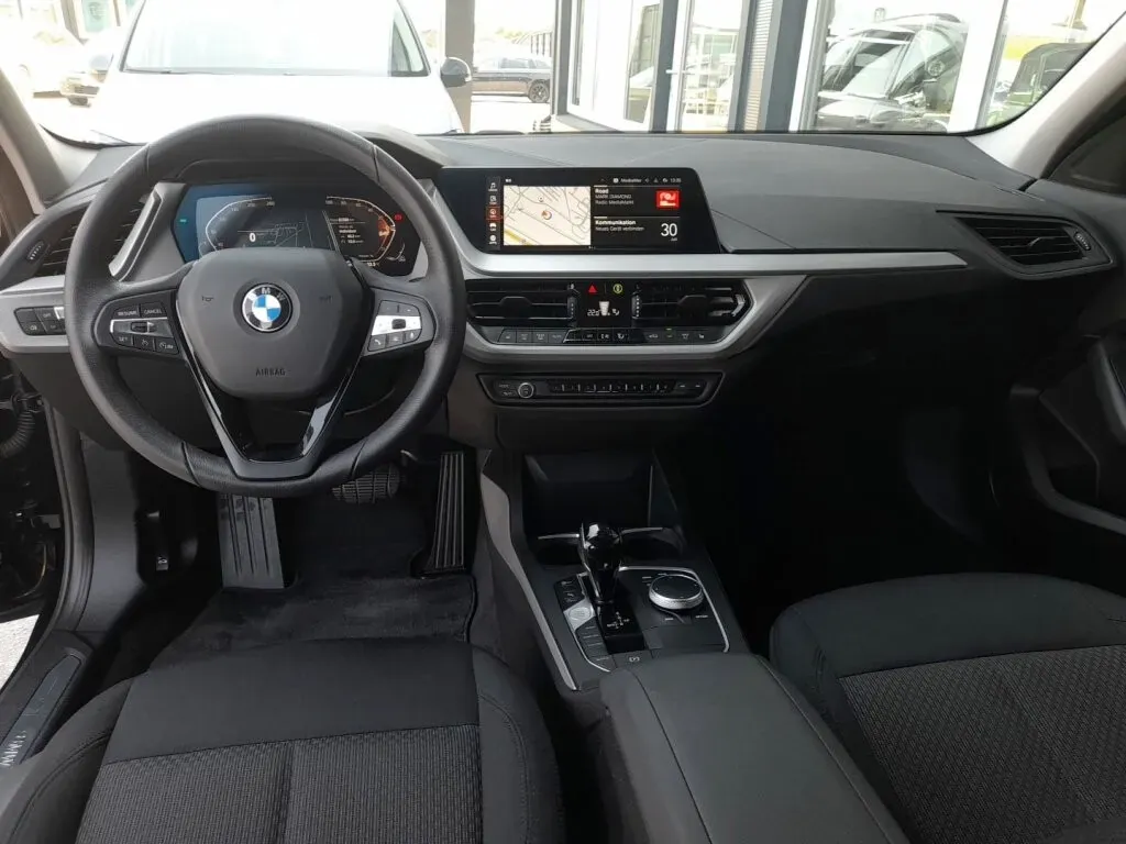 BMW 1 Series 2023 photo 3