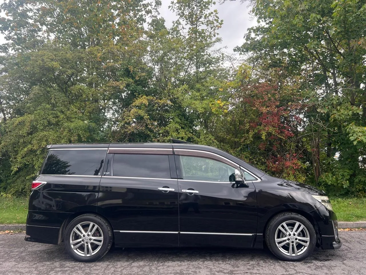 Nissan Elgrand 2011 photo 2
