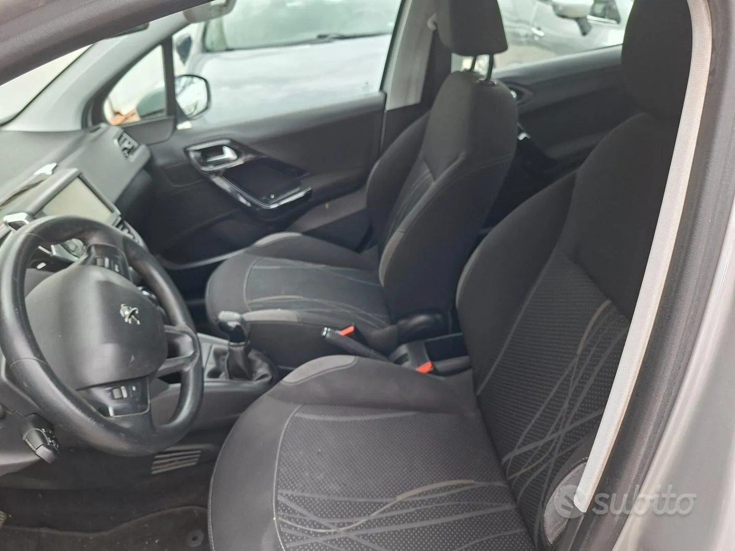 Peugeot 208 2014 photo 3