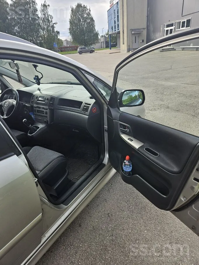 Toyota Corolla Verso 2003 photo 5