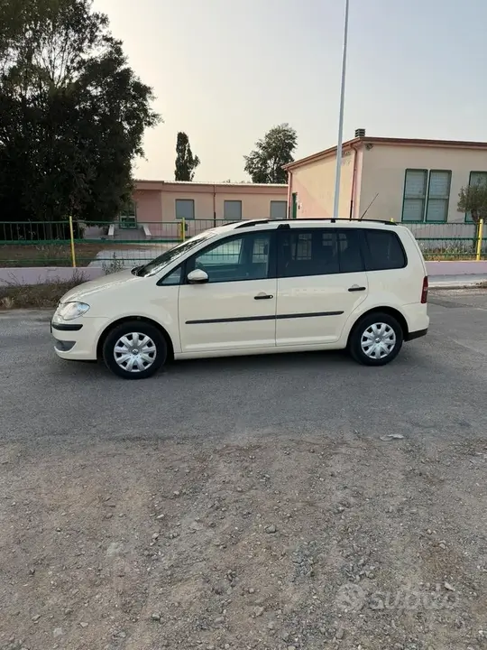 Volkswagen Touran 2010 photo 3