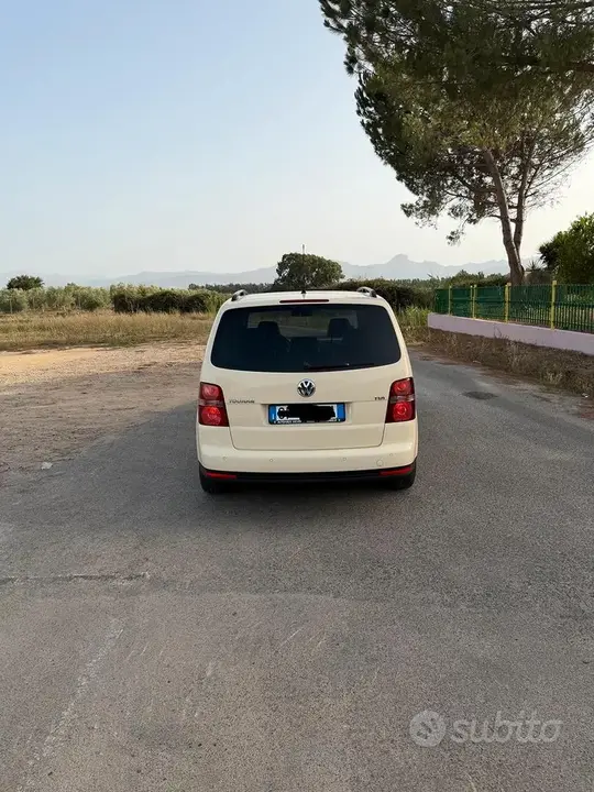 Volkswagen Touran 2010 photo 2