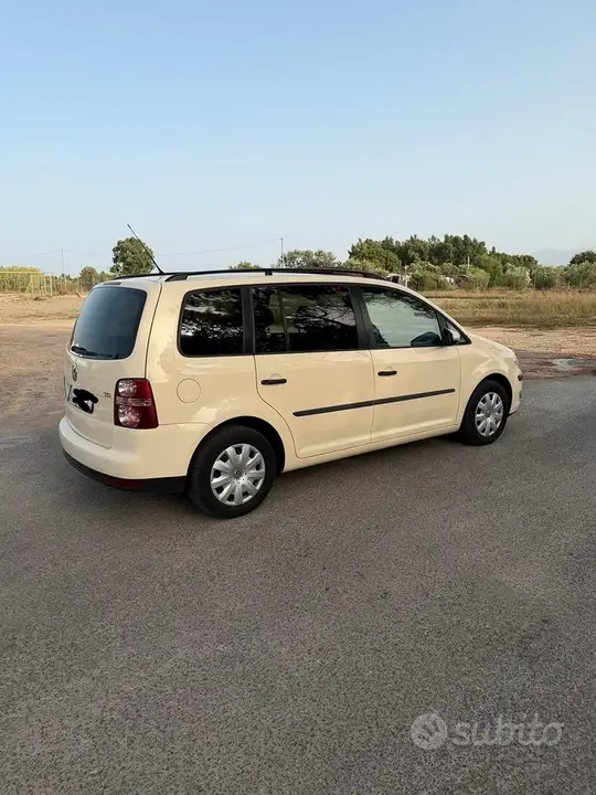 Volkswagen Touran 2010 photo 4