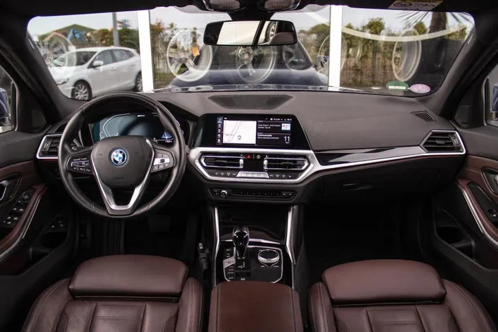 BMW 3 Series 2022 photo 3