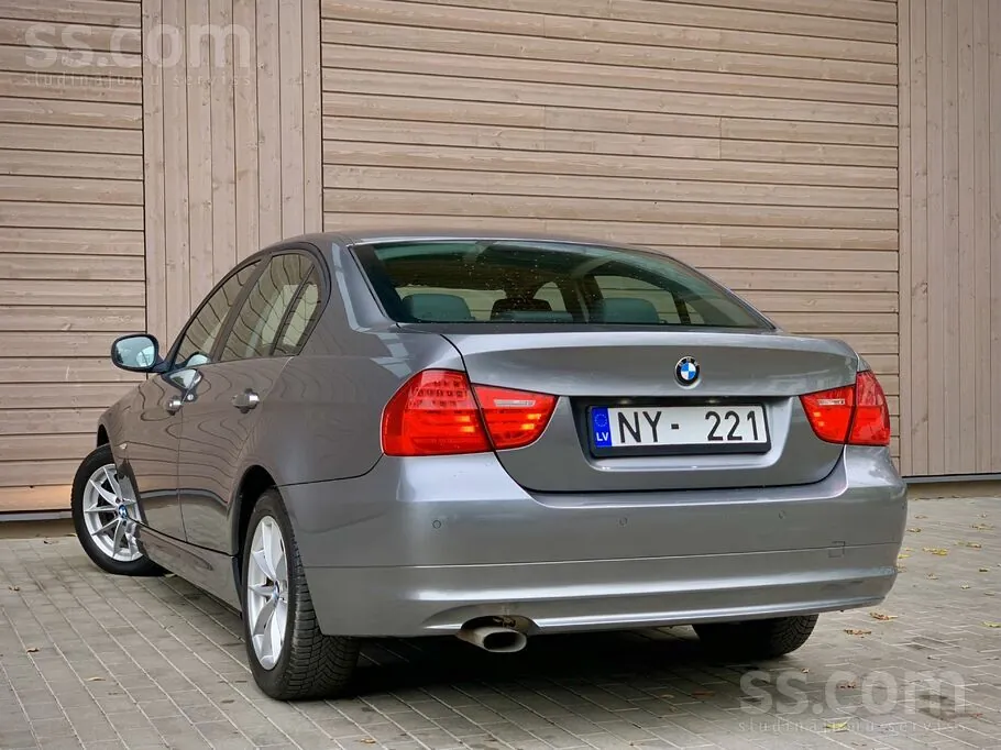 BMW 318 2010 photo 3
