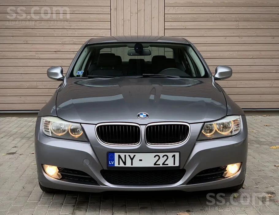 BMW 318 2010 photo 5