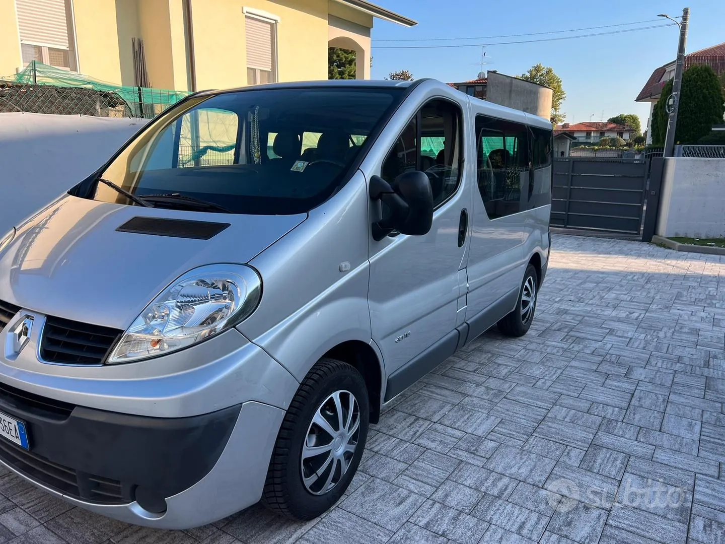 Renault Trafic 2010 photo 2