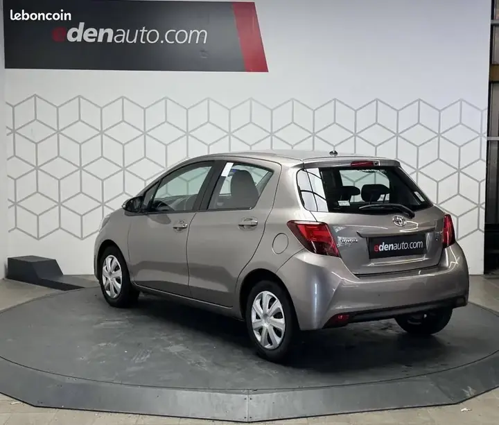 Toyota Yaris 2015 photo 2