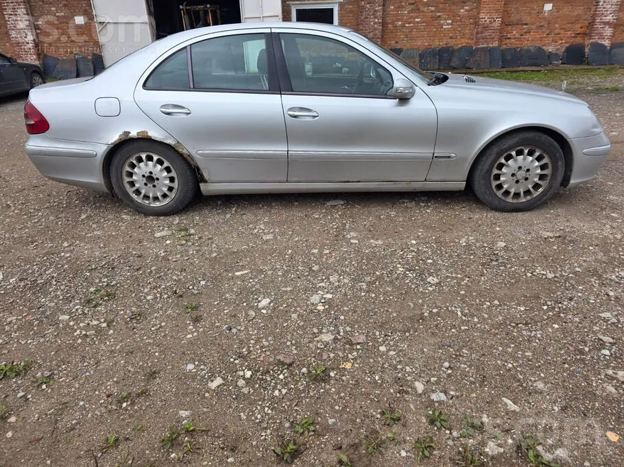 Mercedes-Benz E220 2002 photo 4