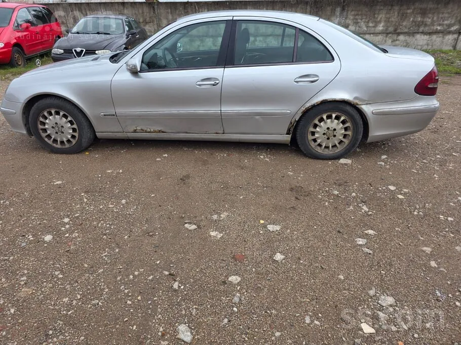 Mercedes-Benz E220 2002 photo 3