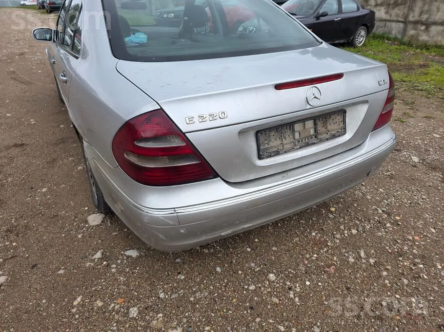 Mercedes-Benz E220 2002 photo 2