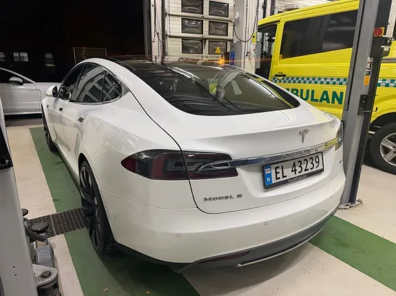 Tesla Model S 2015 photo 4