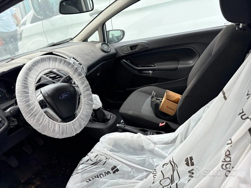 Ford Fiesta Van 2016 photo 2
