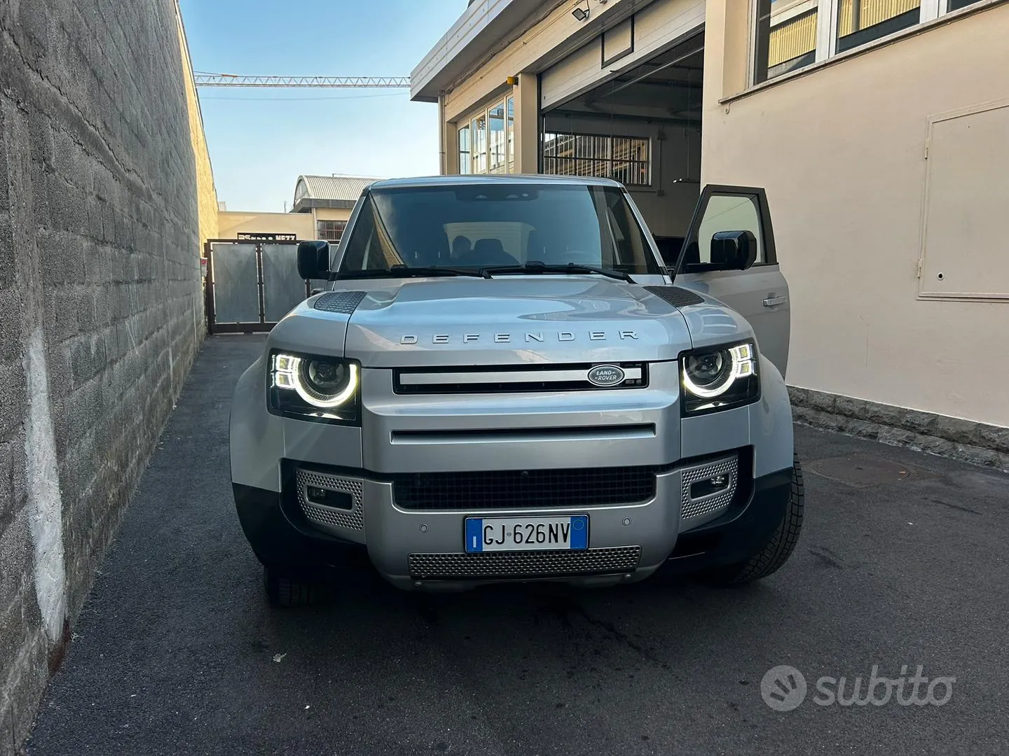 Land Rover Defender 2022 photo 2