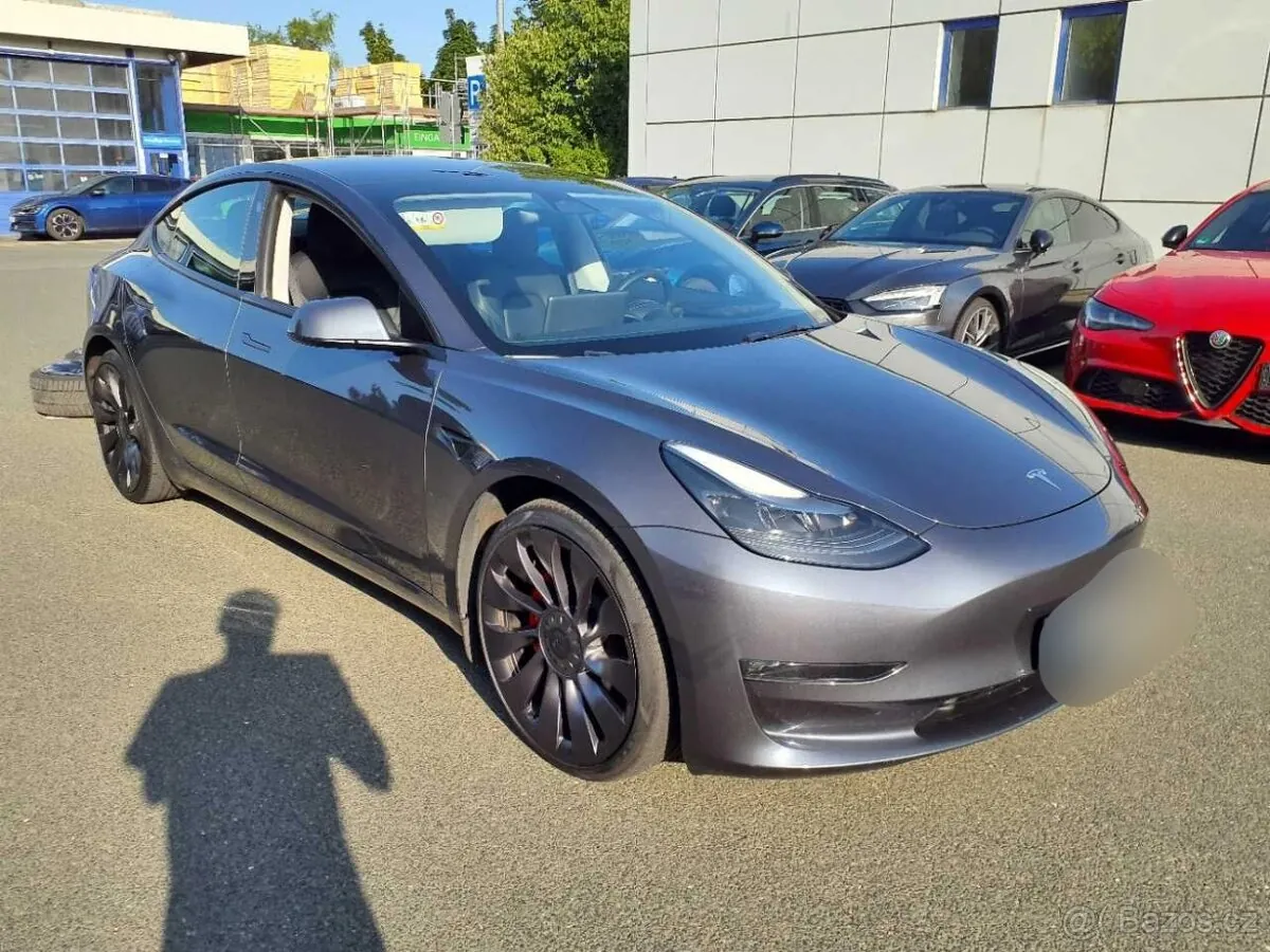 Tesla Model 3 2023 photo 2