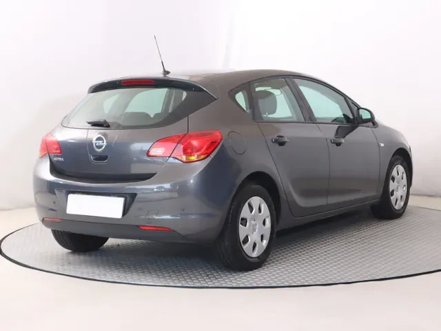 Opel Astra 2011 photo 4