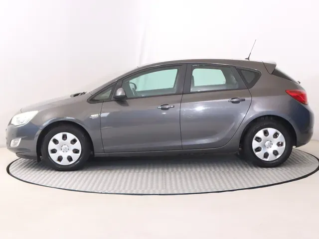 Opel Astra 2011 photo 2