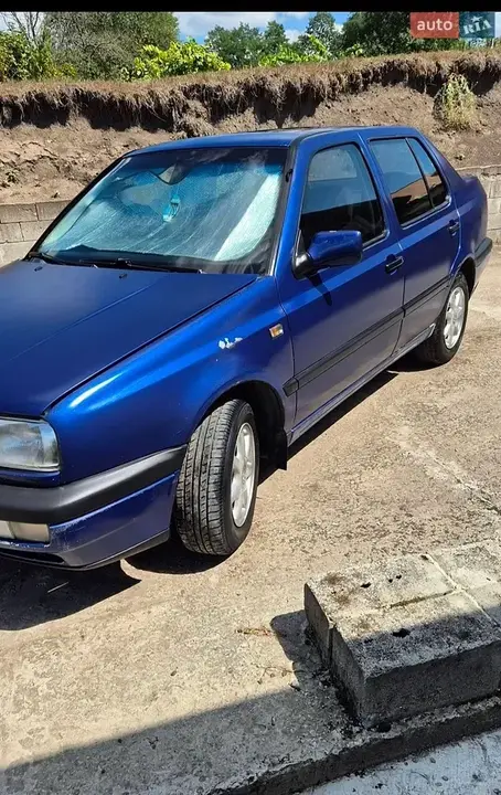 Volkswagen Vento 1995 photo 2
