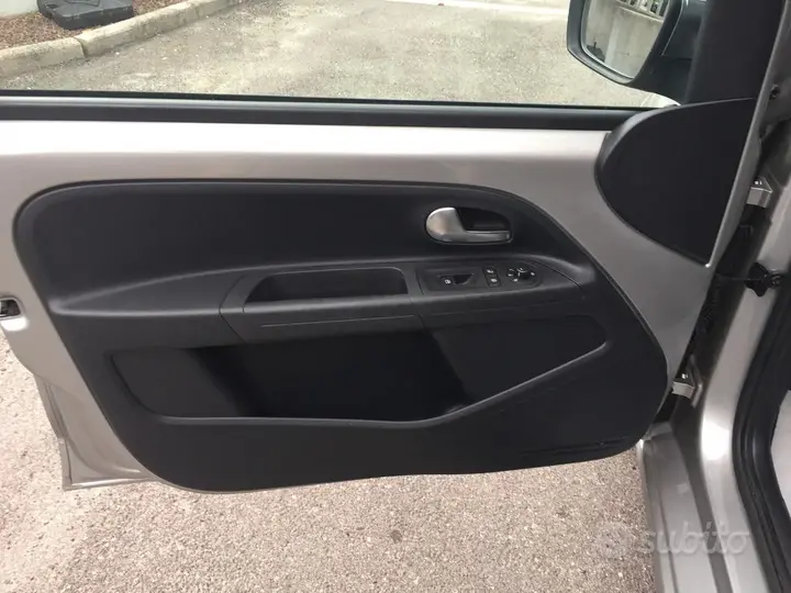 Volkswagen Up 2013 photo 3