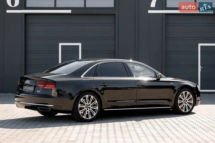 Audi A8 2012 photo 4