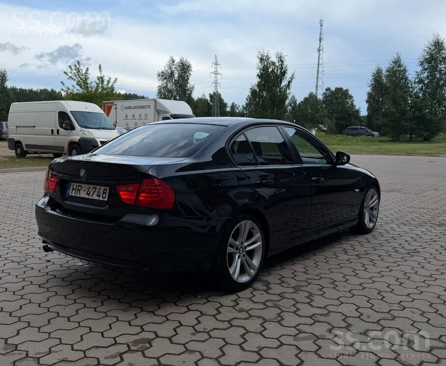 BMW 318 2011 photo 3