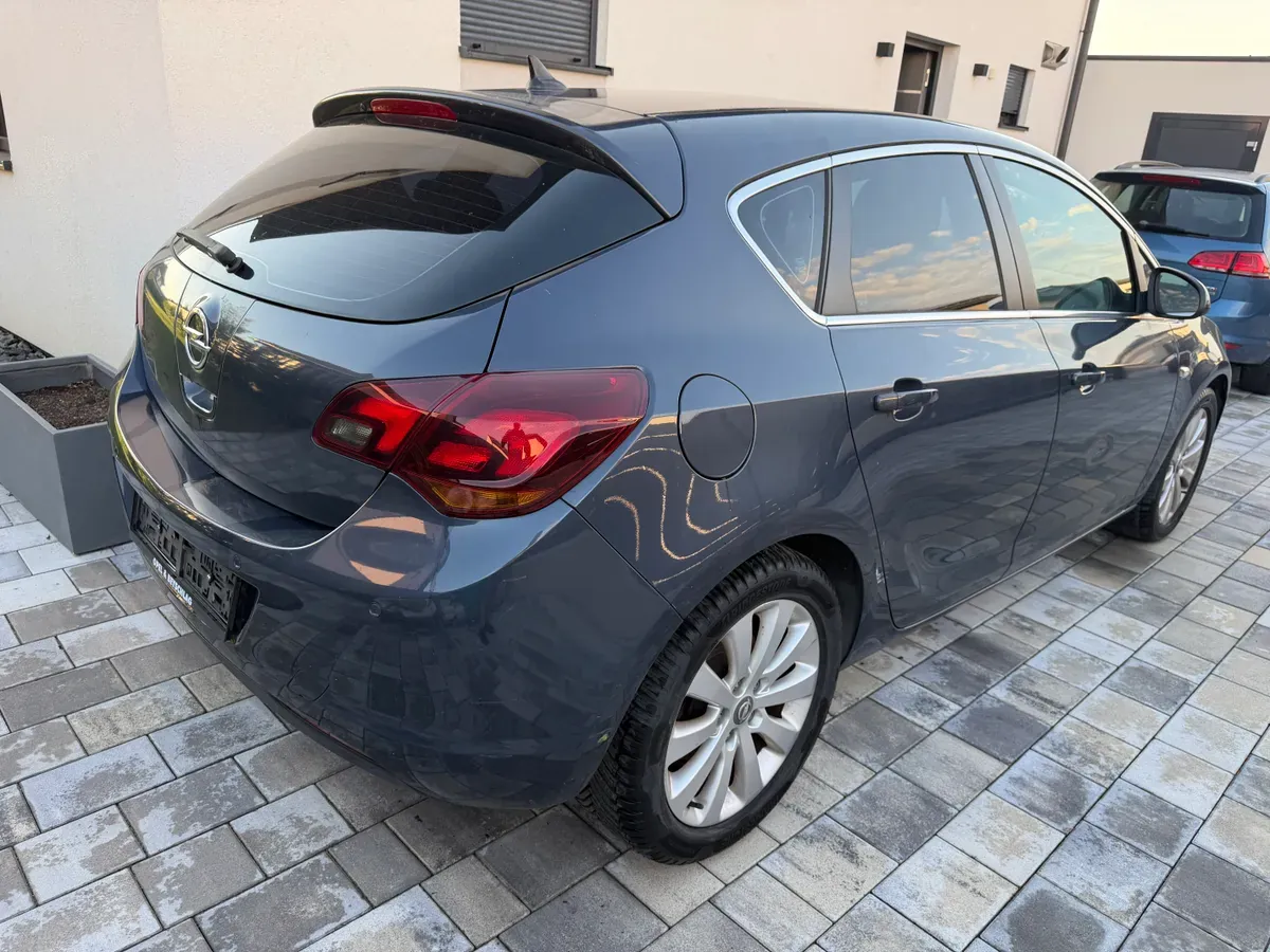 Opel Astra 2010 photo 2