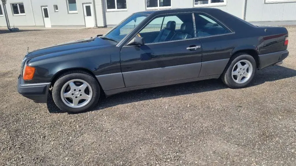 Mercedes-Benz E-Class 1989 photo 2