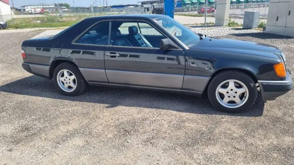 Mercedes-Benz E-Class 1989 photo 3