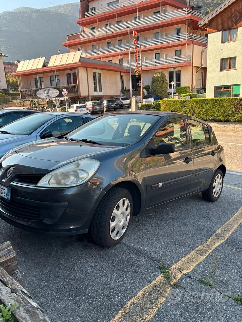 Renault Clio 2007 photo 2