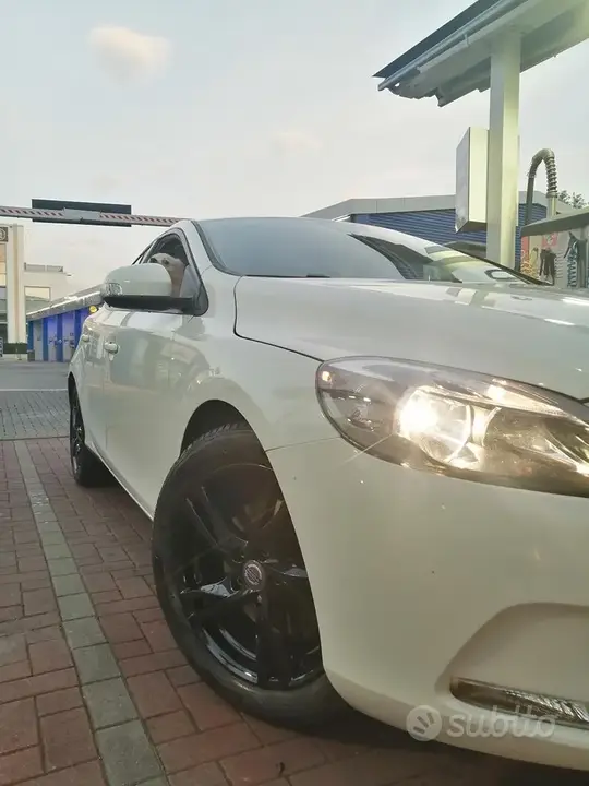 Volvo V40 2013 photo 2