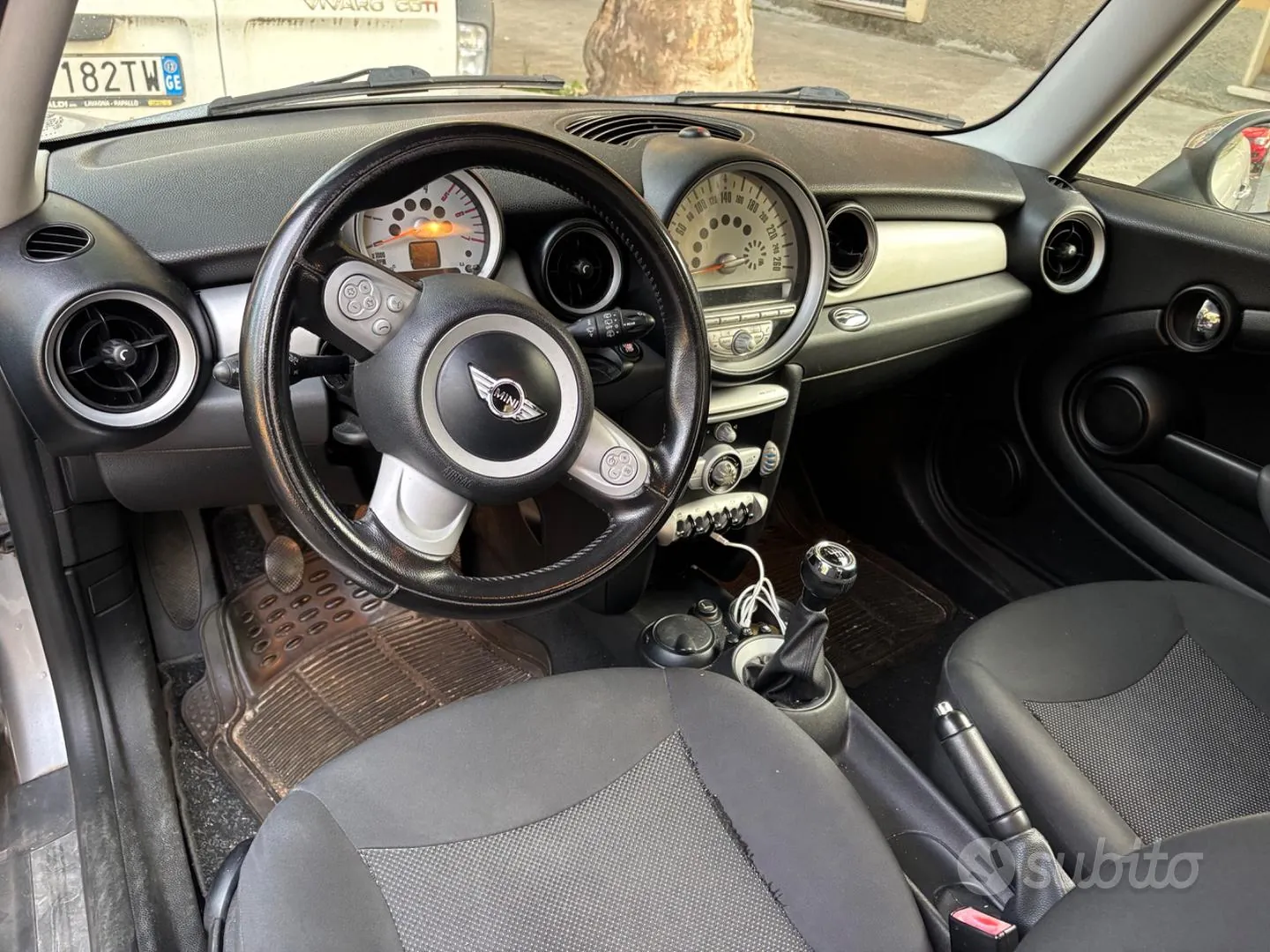 Mini Cooper 2010 photo 2