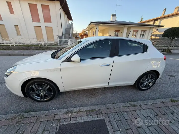 Alfa Romeo Giulietta 2014 photo 2