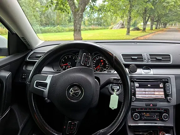 Volkswagen Passat 2011 photo 5