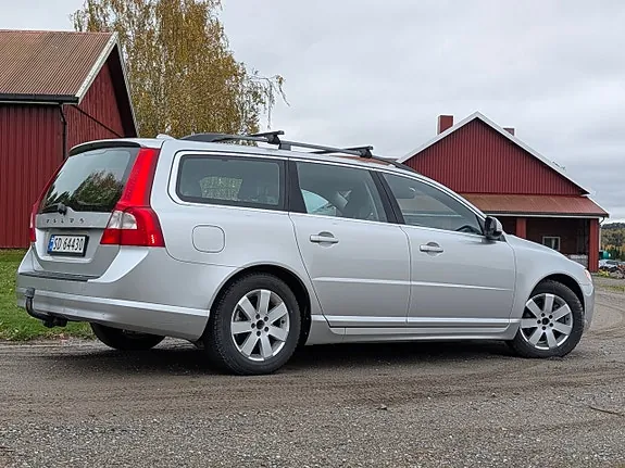 Volvo V70 2012 photo 2