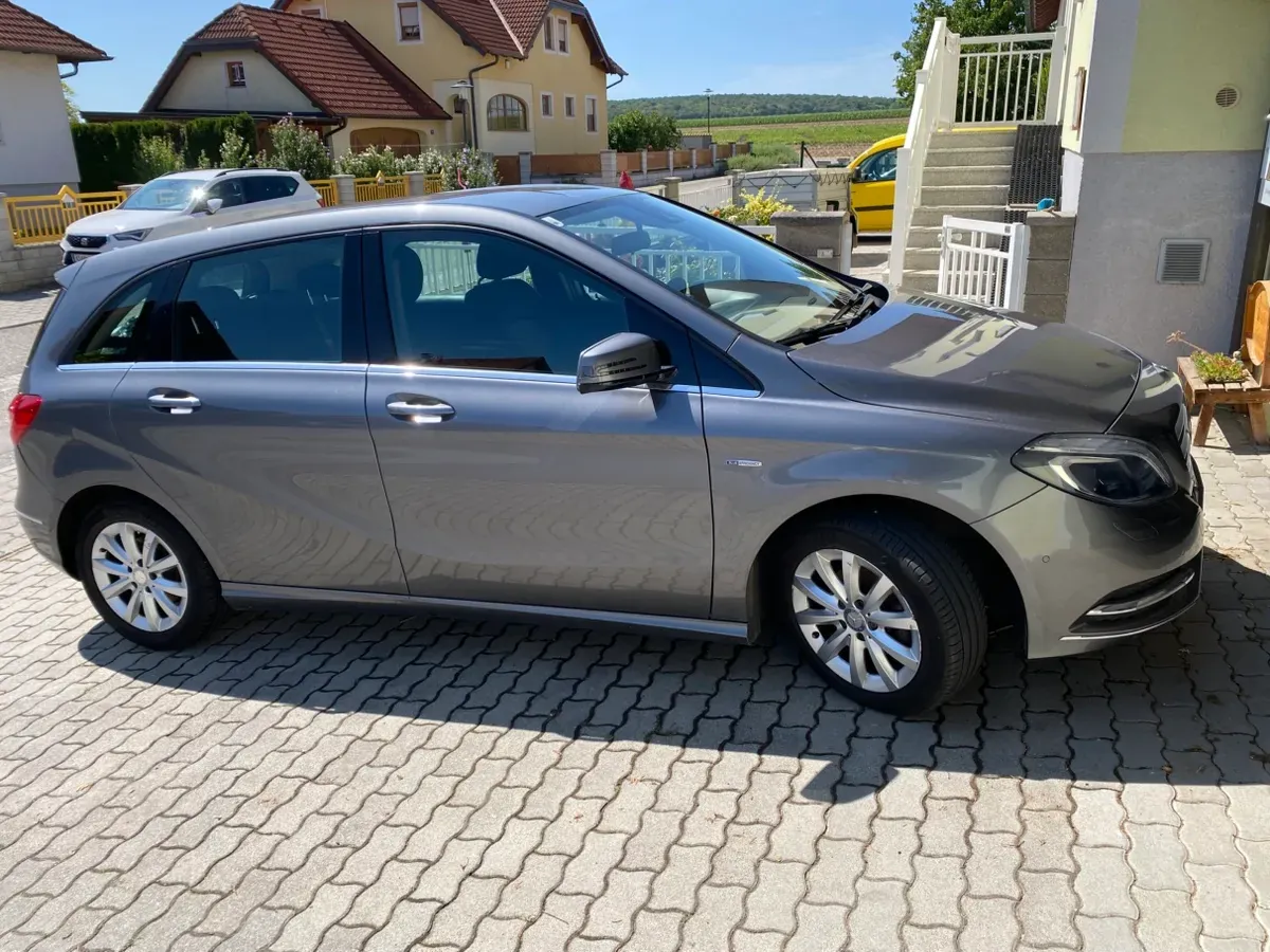 Mercedes-Benz B-Class 2012 photo 2