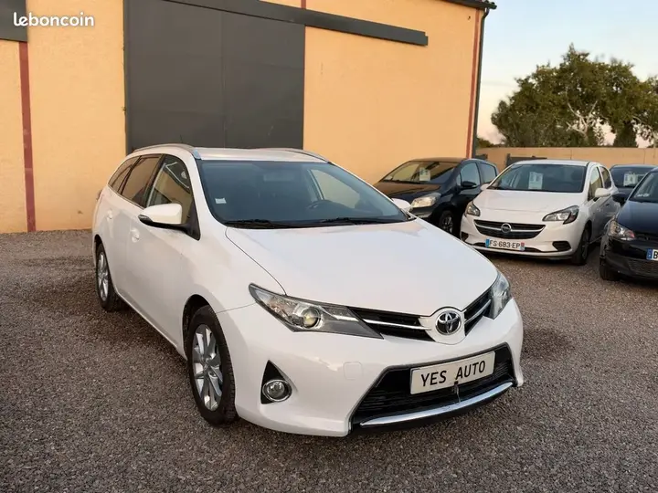 Toyota Auris 2015 photo 3