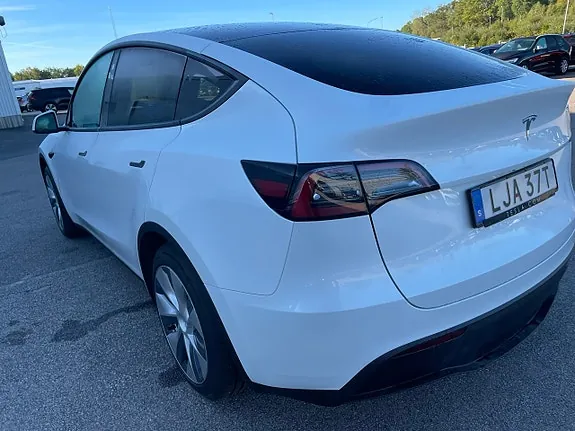 Tesla Model Y 2023 photo 4