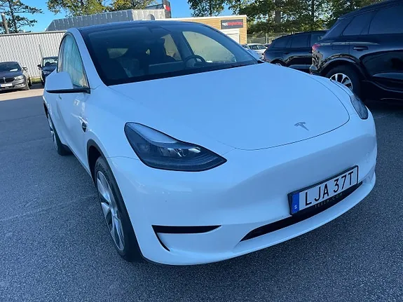 Tesla Model Y 2023 photo 2