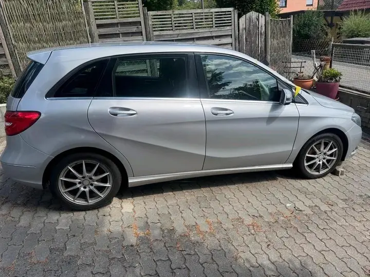 Mercedes-Benz B180