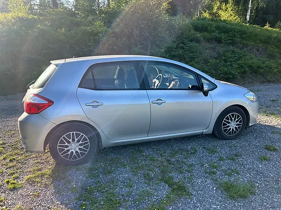 Toyota Auris 2010 photo 3