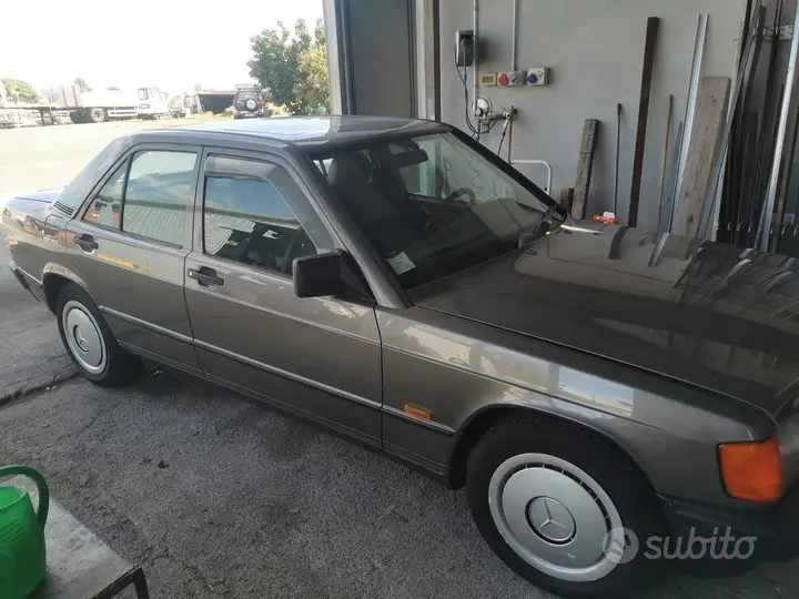 Mercedes-Benz 190E 1986 photo 2