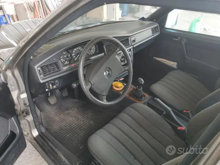 Mercedes-Benz 190E 1986 photo 4