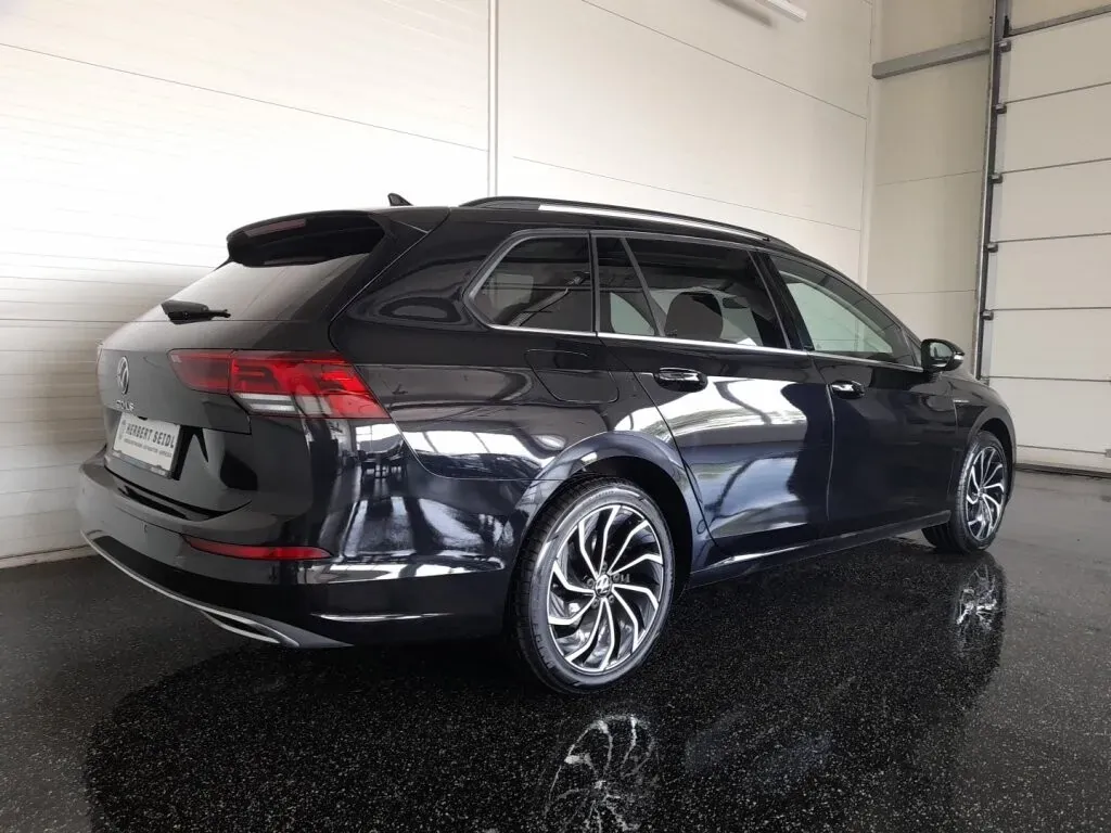 Volkswagen Golf 2023 photo 2