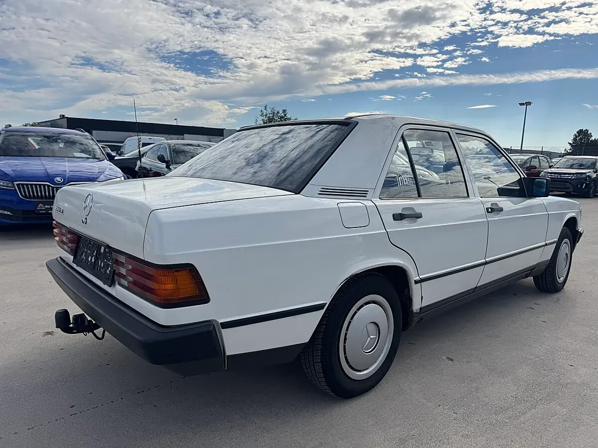 Mercedes-Benz 190 1984 photo 2