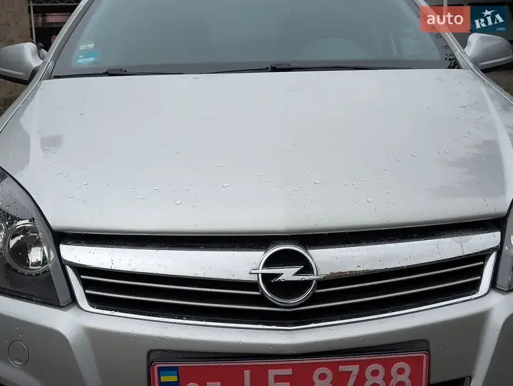 Opel Astra 2010 photo 2