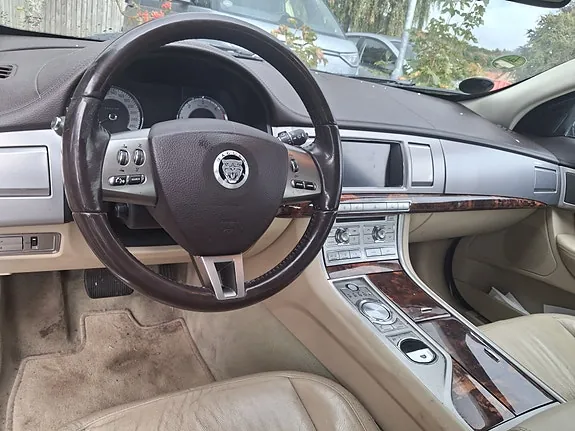 Jaguar Xf 2010 photo 4